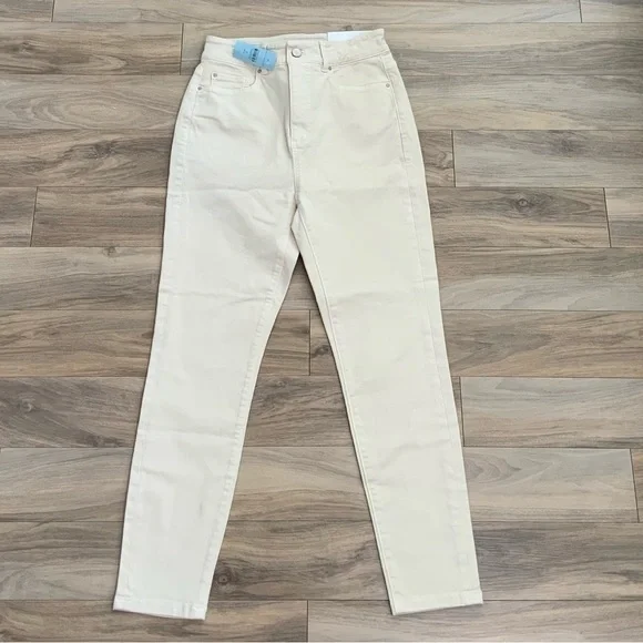 Ann Taylor High Rise Petite Curvy Fit Jeans in Ivory - Picture 3 of 8